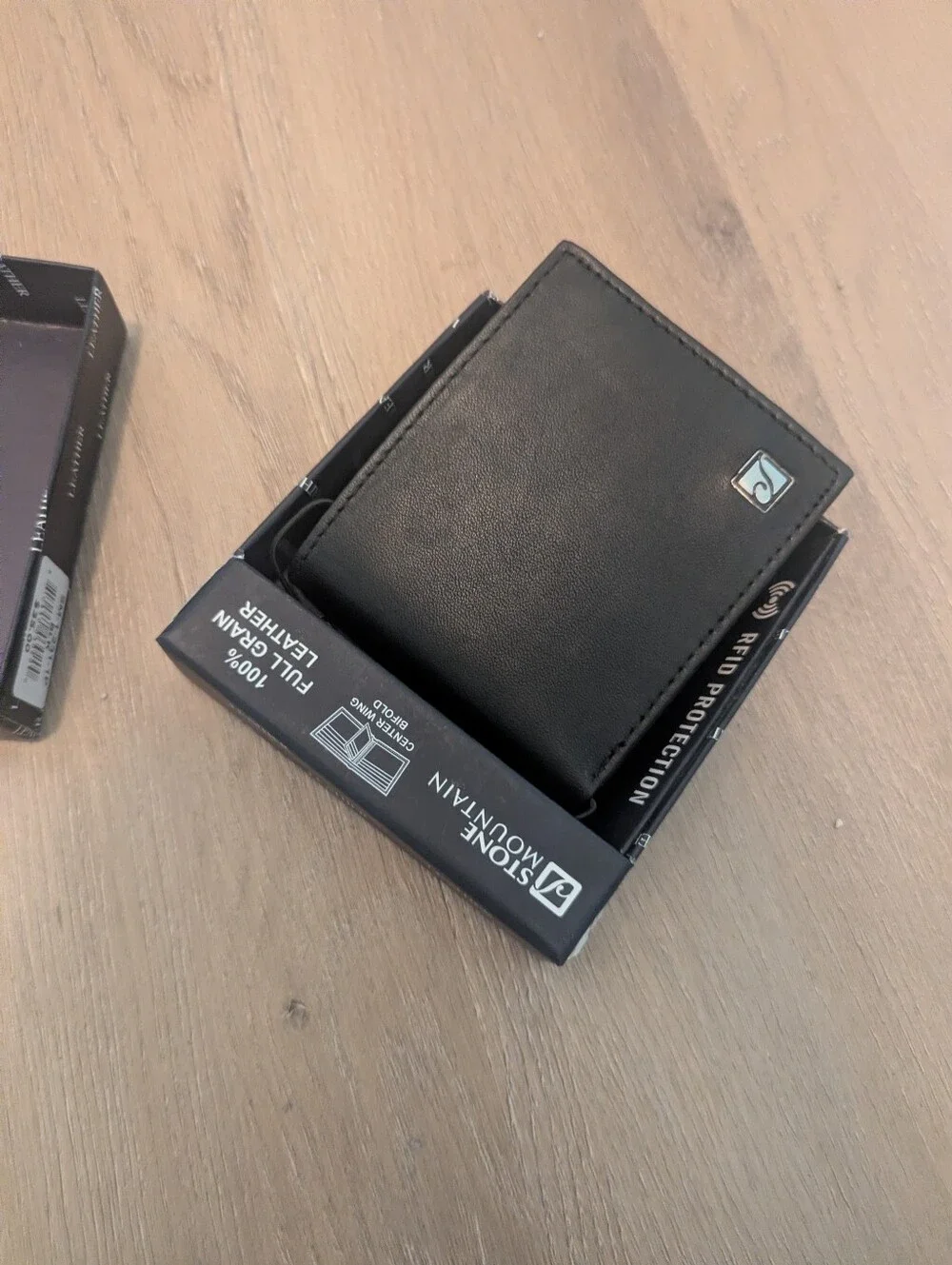 New In Box Stone Mountain Bifold Leather Wallet